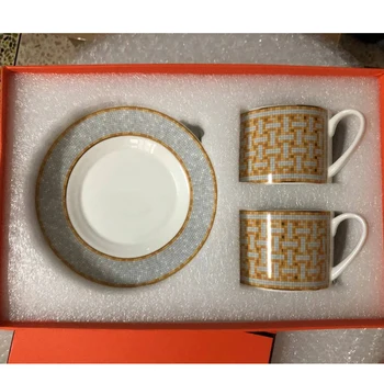 2 GAB./ KOMPLEKTS Elegants Top Grade Kaula porcelāna Kafijas Tasi Eiropas Tējas Tase Uzstādīt un Apakštase Pēcpusdienas Tēja Kafija ar Dāvanu Kastē